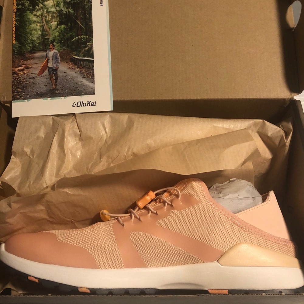 Olukai woman gym shoes